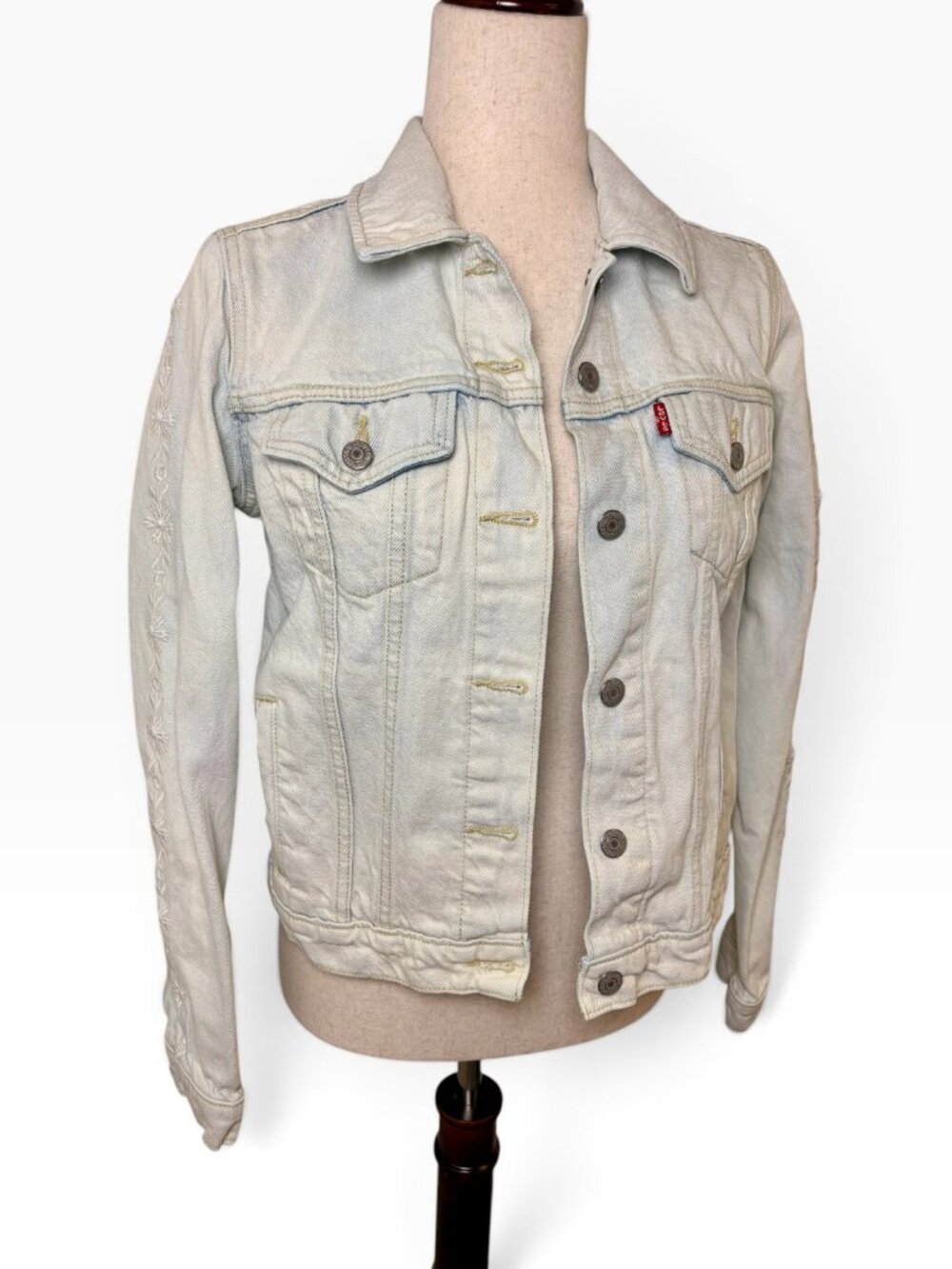 Levi's Light Wash Floral Embroidered Original Trucker Denim Jacket Size Medium